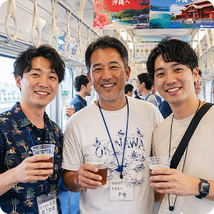 お酒を片手に笑顔の男性