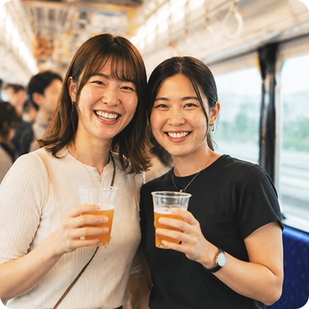 お酒を片手に笑顔の女性
